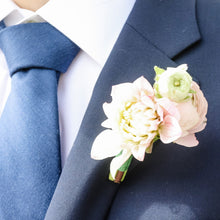 Load image into Gallery viewer, San Francisco wedding florist Flower Lab Design. Classic wedding boutonniere in blush pink for the groom - Classic Boutonniere