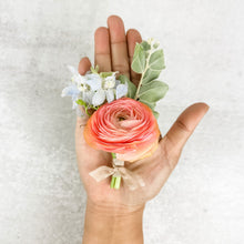 Load image into Gallery viewer, San Francisco wedding florist Flower Lab Design. Classic wedding boutonniere in peach for the groom - Classic Boutonniere