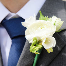 Load image into Gallery viewer, San Francisco wedding florist Flower Lab Design. Classic wedding boutonniere in white for the groom - Classic Boutonniere