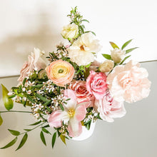 Load image into Gallery viewer, San Francisco wedding reception table centerpiece designed with ranunculus, rose, lisianthus and tulip - Reception Centerpiece